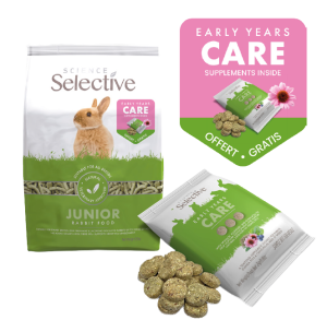 A promotional image featuring a bag of Science Selective Junior Rabbit Food and its accompanying "Early Years Care" supplement. The large white and green bag shows a brown rabbit and notes that a free supplement is inside. To the right, a pink and green call-out graphic highlights the free "Early Years Care" gift with the words "Offert" and "Gratis." In the foreground, there is a small 25g sachet of the supplement alongside a pile of the round, herb-flecked supplement discs.